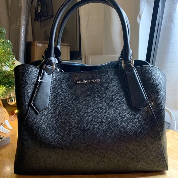 Michael Kors Handbags - Michael Kors black leather purse